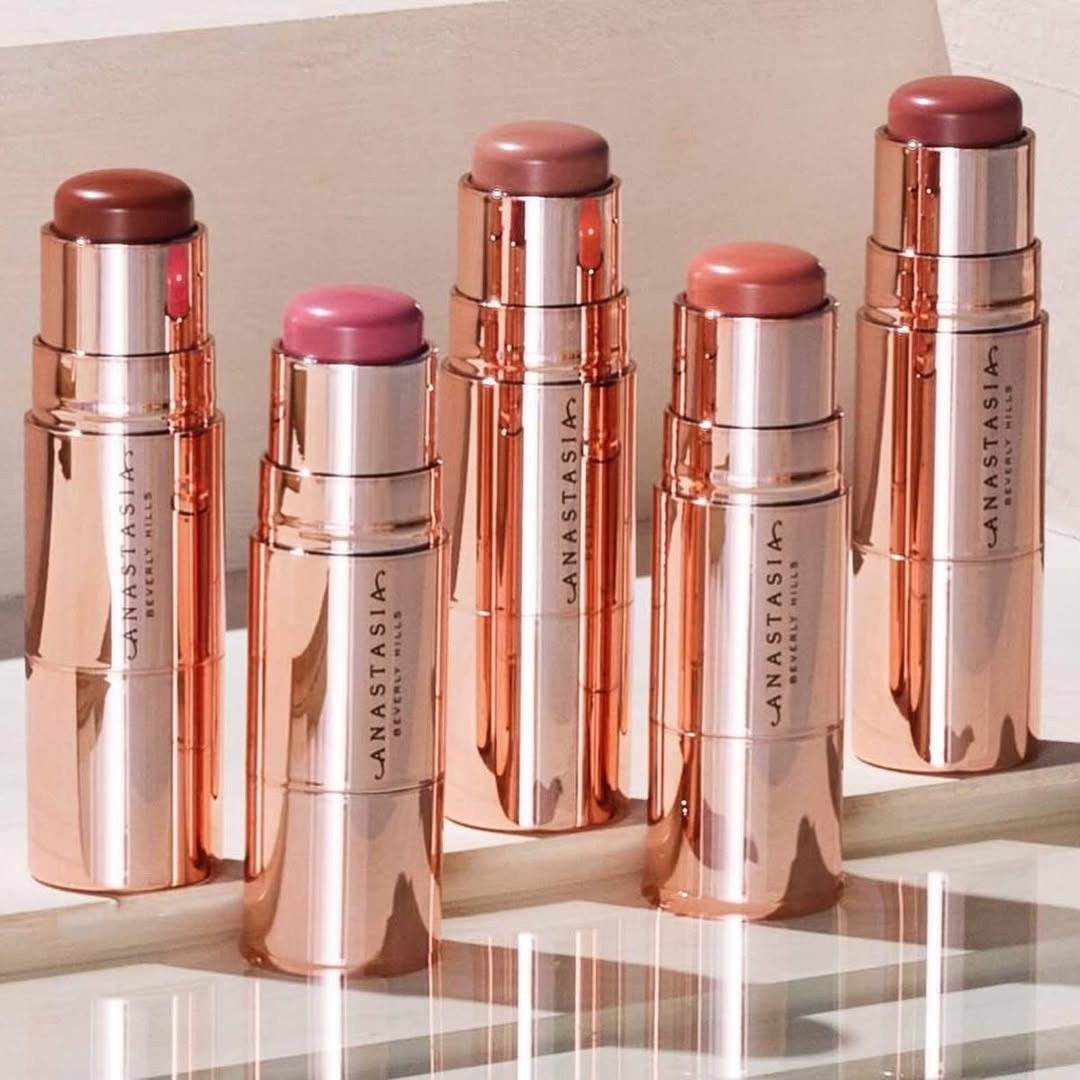 Stick Blush Second-skin colour with a natural looking seamless finish